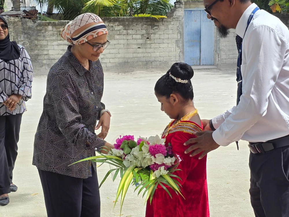 photo for މިނިސްޓަރ ޑރ. މަރްޔަމް މާރިޔާ ރަސްމީ ދަތުރުފުޅެއްގައި ލ. އަތޮޅަށް ވަޑައިގަންނަވައިފި